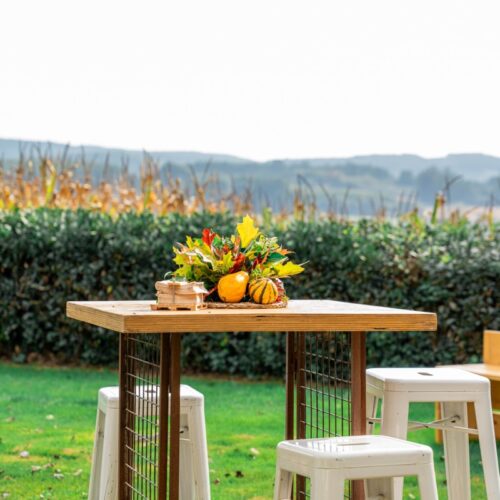 Imagen de taburetes y mesas de cocktail en boda